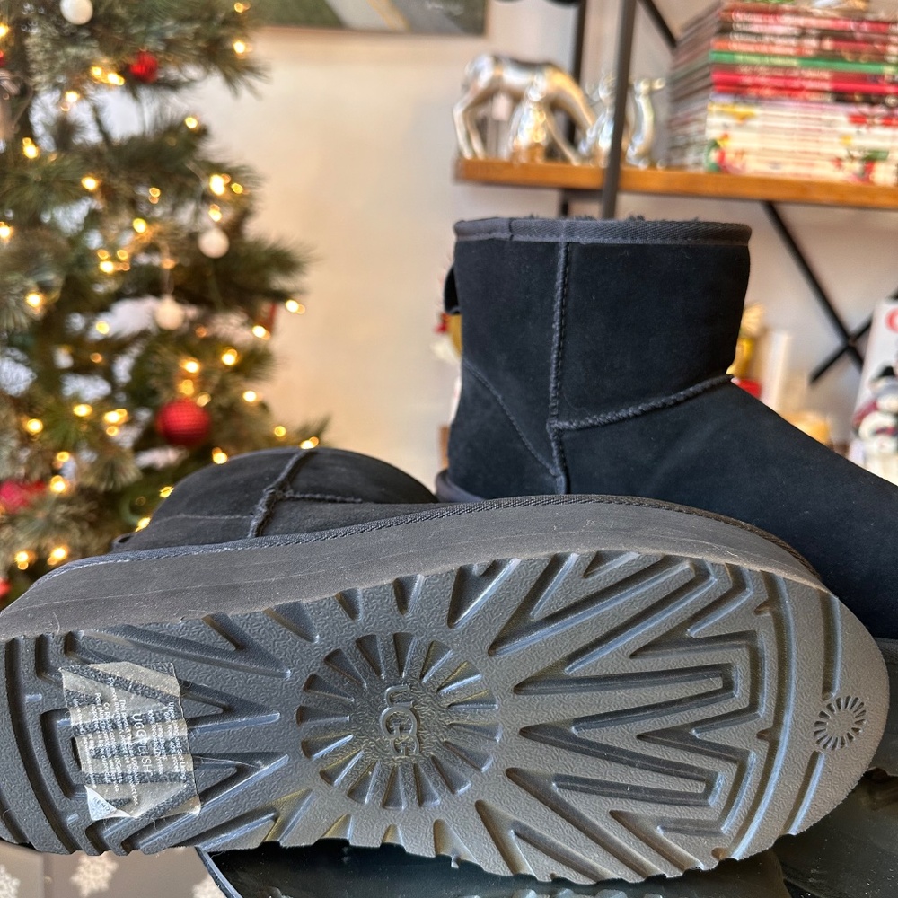 UGGS - Picture 9 of 9